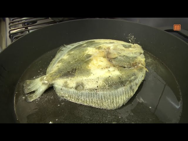 Steinbutt im Ganzen gegart und filetiert