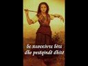 Oυ γιάμ νιέ βλάχ'ε μπούκουρενιέ βλάχ'ε παινεμένεU jam një vlah'e bukurënjë vlah'e penemene*τσέ κάμ νιέ μίλιε ντέλιετεδε πεσεκίντε δίτεούλκου τε χάι ντέλιετε !çë kam një miljë delietëdhe pesëqindë dhitëulku të hai delietë !Τσακάου τε χάι δίτε νισέμ δε βέτε νε Γιαννίνβέτε ν'οντά τε μπέουτÇakau të hai dhitënisem dhe vete në Janinvete n'oda të beutΜιρ ε μιρΜιρσέρδε  βλάχεζε !Mirë e mirëMirserdhe vlahëzë !- penemene* = me famë, e njohur