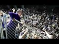 24/04/12 - Barcelona 2-3 Chelsea Ida y Vuelta Marcador global ¡Increíble, Barcelona quedó eliminado de la Liga de Campeones! Chelsea le empató 2-2 y es el primer finalista del torneo europeo. El campeón entrega la corona. Dos balones al palo, ambos por parte de Leo Messi, uno de ellos a causa de un penalti fallado, jugando contra diez desde el minuto 37 y ejerciendo de dominador, el Barcelona siendo mejor en los dos partidos no pudo clasificarse para la final de la Champions y sucumbió ante el muro impuesto por el Chelsea (2-2). El gesto de desesperación de Messi, quien abatido vio como Fernando Torres cerraba la eliminatoria en el minuto 92, es la imagen de la impotencia del Barcelona, que tenía claro cómo jugar, pero que no le acompañó la suerte. Se adelantó con 2-0 en el minuto 44, pero cometió dos errores en el tiempo añadido del primer tiempo y en el tiempo extra del segundo que le acabaron por hundir. Encajó dos tantos, uno de Ramires, y otro de Torres que sepultaron sus opciones. No fue justo el fútbol con el Barça porque el equipo de 'Pep' Guardiola es el que más expuso y lo tenía todo de cara con 2-0 y un rival que jugó desde el minuto 37 con diez jugadores por una expulsión de John Terry. En la hora de los jugadores, como había reclamado Guardiola en la víspera, su equipo respondió y lo tuvo muy cerca. Especialmente cuando en el inicio del segundo tiempo, Messi tuvo un penalti para marcar el tercer gol y que el Camp Nou pudiera respirar, pero Leo, el mejor <b>...</b>