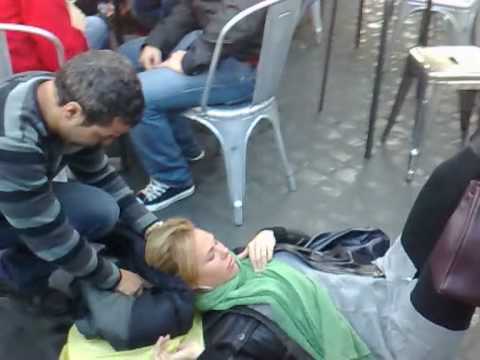 Ilary Blasi si sente male a Campo de Fiori Ilary Blasi si sente male a Campo de Fiori