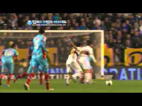 Arsenal - Román hace pasar de largo al hombre de Arsenal con otro caño para su antología.