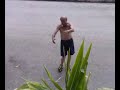 un ballo travolgente di pochi secondi di un nonno ballerino