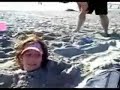 Meg enterrée dans le sable Meg enterrée dans le sable