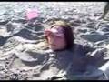 Meg enterrée dans le sable