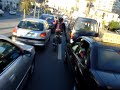 bicicleta electrica (ebike) pasando entre los autos