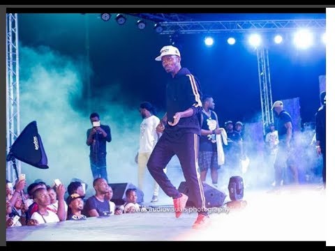 See Kennyblaq performance as Ijebu shows off his Dance skills at Small Doctor's Concert in Agege.