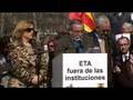 ETA, FUERA DE LAS INSTITUCIONES (2) Movimientos c�vicos contra el terrorismo reclaman al gobierno espa�ol que Batasuna no se pueda presentar a las elecciones hasta que rechace expl�citamente al grupo 