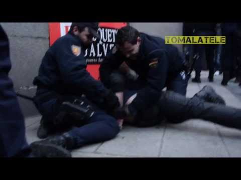 escracheFeminista a Gallardon con agresion de la policia