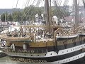 a l'occasion de l'arriv�e de l'amerigo vespucci a rouen pour l'armada 2008 des marins arriment le bateau en tournant le cabestan