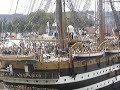 a l'occasion de l'arriv�e de l'amerigo vespucci a rouen pour l'armada 2008 des marins arriment le bateau en tournant le cabestan
