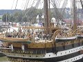 a l'occasion de l'arriv�e de l'amerigo vespucci a rouen pour l'armada 2008 des marins arriment le bateau en tournant le cabestan