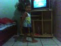 Mateus dançando (Eu me remexo muito)