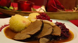 Hirschbraten "Baden-Baden" mit gedämpfter Birne und Preiselbeermarmelade