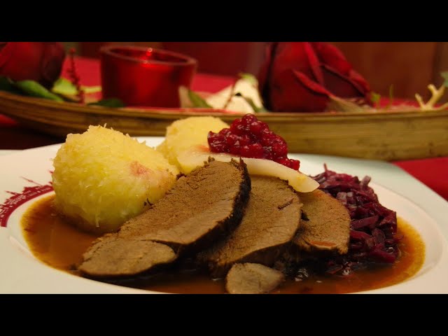 Hirschbraten "Baden-Baden" mit gedämpfter Birne und Preiselbeermarmelade