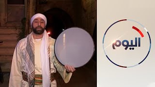 شاب مسيحي يٌحيي مهنة المسحراتي منذ 14 عاما في مدينة عكا