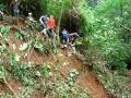 videos de Crossing a large gap in the jungle in Ecuador!