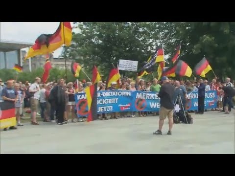 SEEHOFER VS. MERKEL: Er müsse das Recht haben, Migrante ...