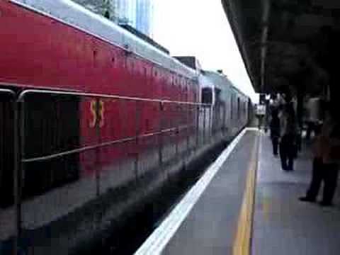 港鐵 [東鐵線]柴油機車 ( 58 ) 牽引貨運列車駛經港鐵粉嶺站