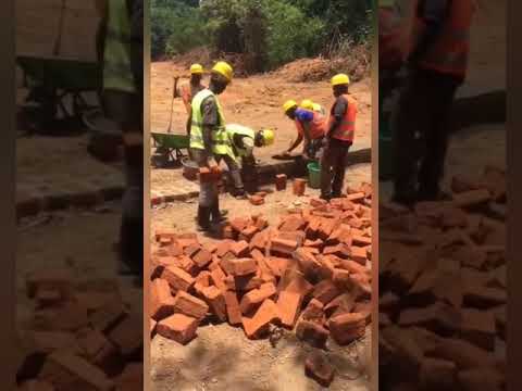 Obserwowanie pracy afrykańskich robotników jest bardziej zabawne niż oglądanie komedii