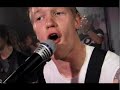 ahoi, freunde der stromgitarren-musik!
so langsam wird es immer ernster mit dem ersten album allez! allez! allez! von kim?, das langsam aber sicher an den start geht.
um euch die wartezeit zu verk�rzen, haben kim? einen videoclip zum albumtrack nein! nein! nein! am start.
dass der videodreh verdammt viel spa� gemacht hat, ist wohl kaum zu �bersehen. denn getreu dem motto der n�chste wohnzimmer-wahnsinn kommt bestimmt, hatten kim? das missionsziel, die rockn'roll-sau rauszulassen. einige instrumente haben das ganze nicht wirklich unbeschadet �berstanden. ;-)
aber seht euch das am besten selbst an!