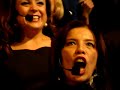 Gar�ons/cantores do Brooklyn Rest. cantam \"Oh Happy Day\"