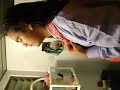 Pierre haciendo un nudo de corbata