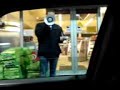 Lätt berusad man beställer korv med megafon Lätt berusad man beställer korv med megafon