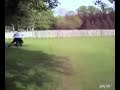 Abuela conduciendo motocicleta olvida frenar
