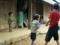 Jeux d'enfants au pays Hmong . Good morning N°23 .