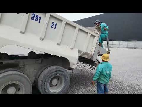 XE CHUYÊN DỤNG RẢI ĐÁ