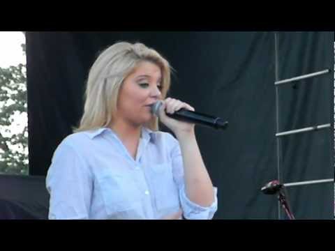 Lauren Singing I dont wanna miss a thing
