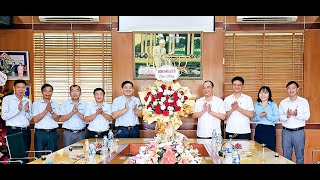 Đồng chí Bùi Văn Thành, Phó Chủ tịch UBND thành phố tặng hoa, chúc mừng các đơn vị ngành Than