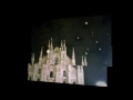 LANCIO DELLE LANTERNE in piazza Duomo a Milano
