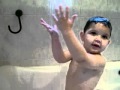 Tamando banho e cantando
