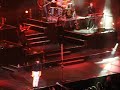 Un fanático bailando con los Jonas Brothers