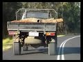 rapha�l didjaman nous am�ne dans le bush australien pour y couper ses propres didgeridoos. et dans son atelier � paris pour les fabriquer...et tout �a sous l'oeil attentif de notre cam�ra !