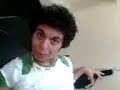 video d un jorobao deforme encontrado en una sala de clases detraas de un paraguas, y cuando es sorprendido se pone a bailar(primo del oriente de obedece a la morsa)