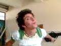 video d un jorobao deforme encontrado en una sala de clases detraas de un paraguas, y cuando es sorprendido se pone a bailar(primo del oriente de obedece a la morsa)