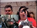 coro hispano y musicos cantan y tocan 