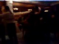 los hermanos sujetando al novio...