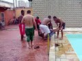 jogando safado na piscina
