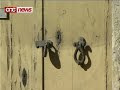 il-pulizija ghaddejja bl-investigazzjoni fuq il-kaz tal-geru li nstab imsallab ma bieb ta' residenza fil-mosta l-hadd filghodu.one news huwa nfurmat li l-pulizija kellmet lir-ragel li kien jghix f'din d-dar.anzjan li, fl-istess dar, fl-elf disa mija disa u disghin kien qatel lil ohtu, izda hu qiegehd jishaq li ma' din tal-kelba m'ghandu x'jaqsam xejn.
