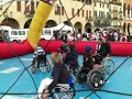 Durante la giornata dello sport paralimpico, alcuni bambini normo provano il basket in carrozzina, guidati da atleti di serie A