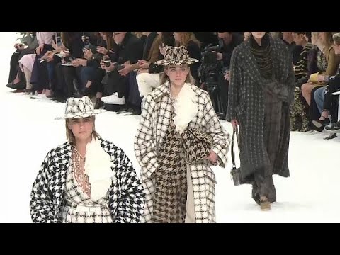 Letzte Fashion-Show in Paris: Lagerfeld sagt leise »S ...