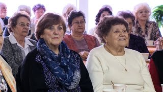 Mohelnické seniory rozezpívaly známe písně Karla Gotta