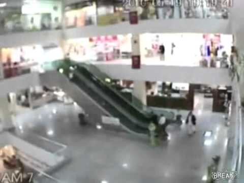Se salva niño de caer de escalera eléctrica  - Thumbnail