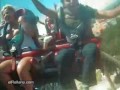 Chicas cuidado con el escote en la Montaña Rusa