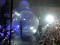 videos de Sugarland Crowd Surfs in Giant Clear Balls!