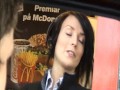 Vi hade tråkigt i skolan (Rodengymnasiet, målerilinjen, där alla idioter går) så vi drog till Mcdonald´s (Norrtälje) och köpte 100 cheeseburgare med enkronor ;) ursäkta den taskiga kvalitén, var tvungen att göra den sämre för att filmen skulle få plats här. Bara så att ni vet - Vad ni andra än gör i Mcdonalds-väg, kmr vi göra nåt som är ÄNNU värre, jag lovar, vi är redan i planeringstadiet till en sak som kmr bli så JOBBIGT att slå att en resa till mount everest topp för att 
