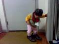videos de (16 mths) Luc with Daddy's shoes
